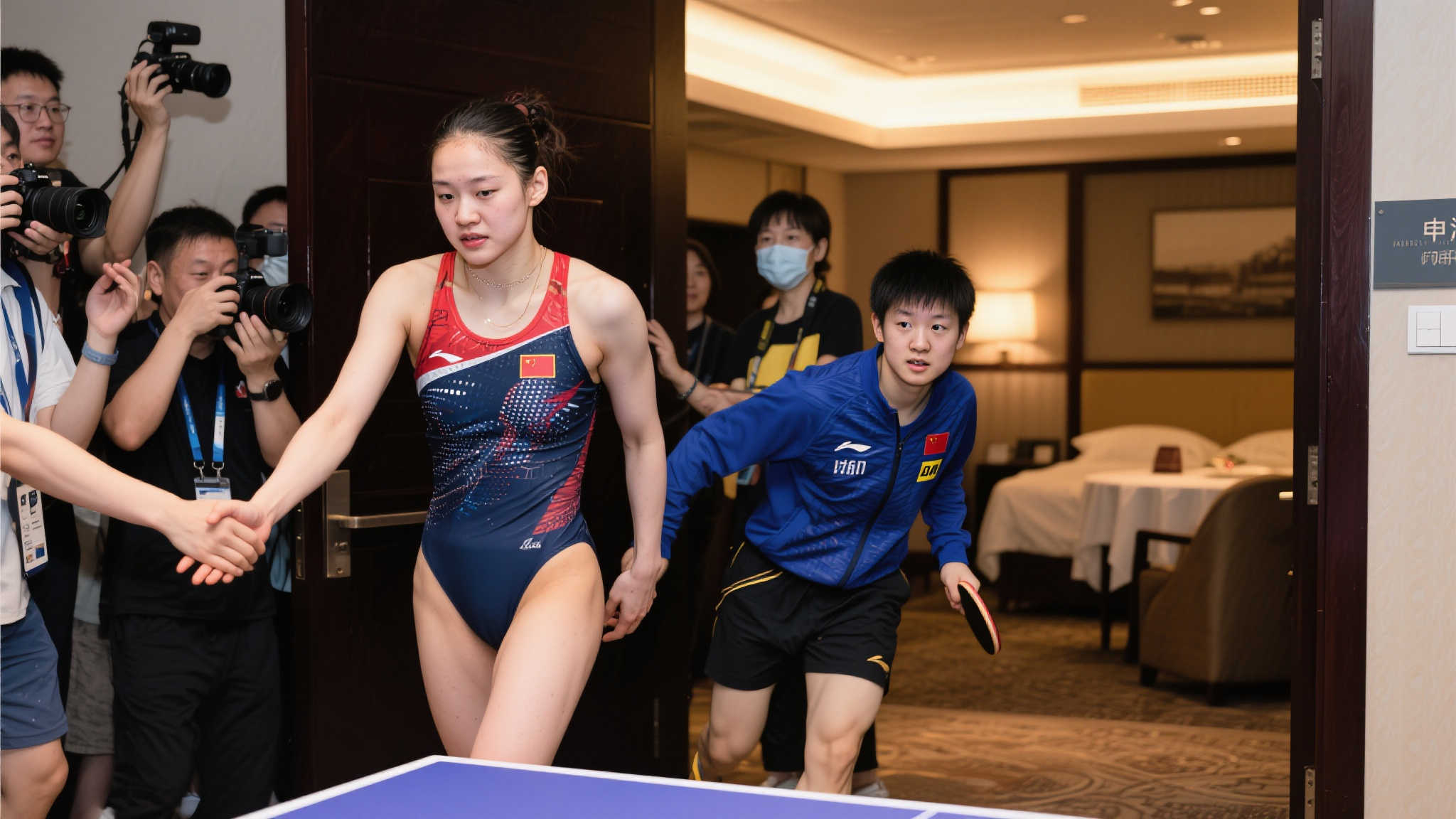 王楚钦外出用餐引围观，大妈凝视难脱身，队友护航助解围